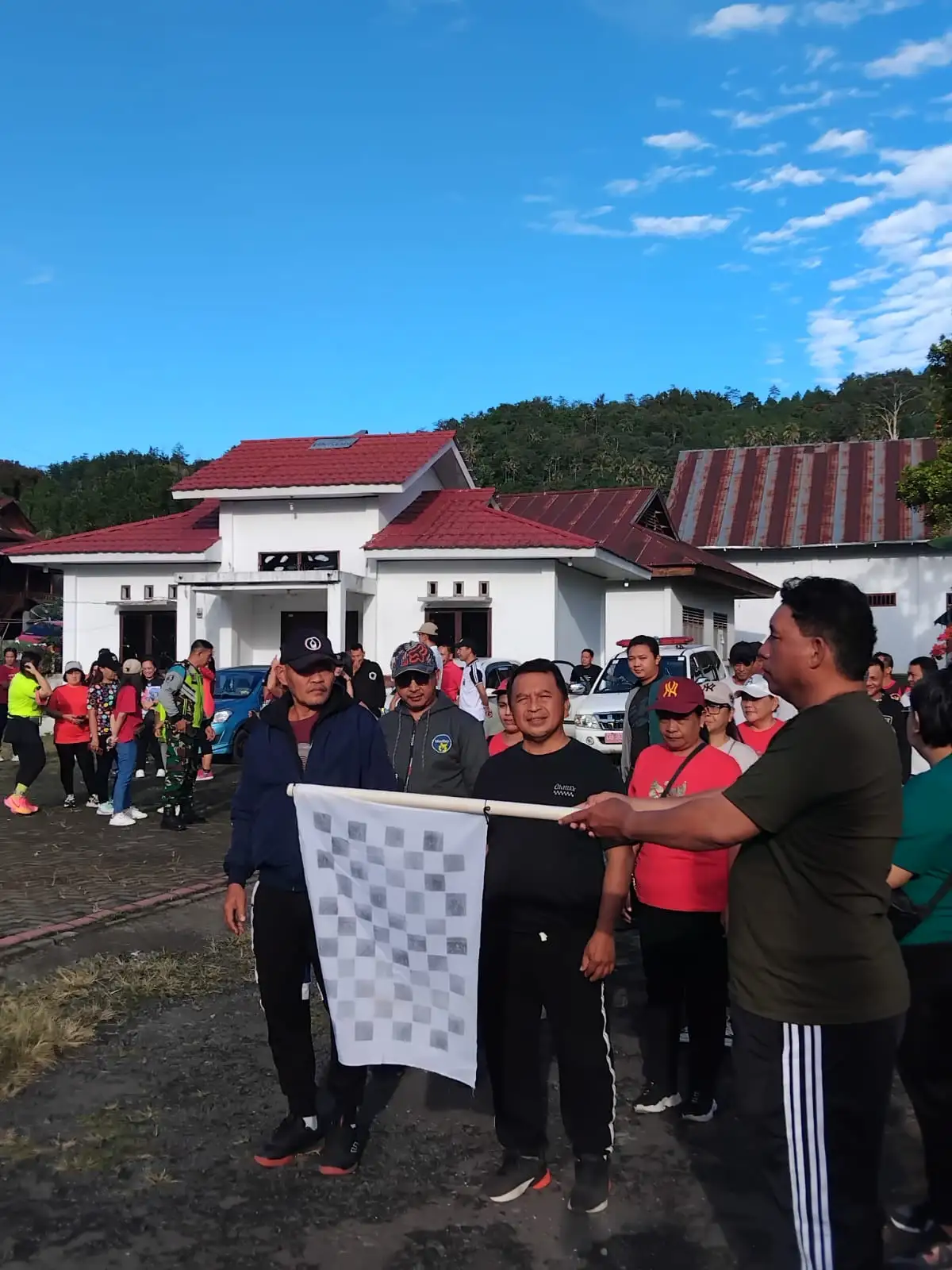Polsek Kombi Kawal Jalan Sehat Awali Rangkaian HUT ke-80 RI di Kecamatan Kombi